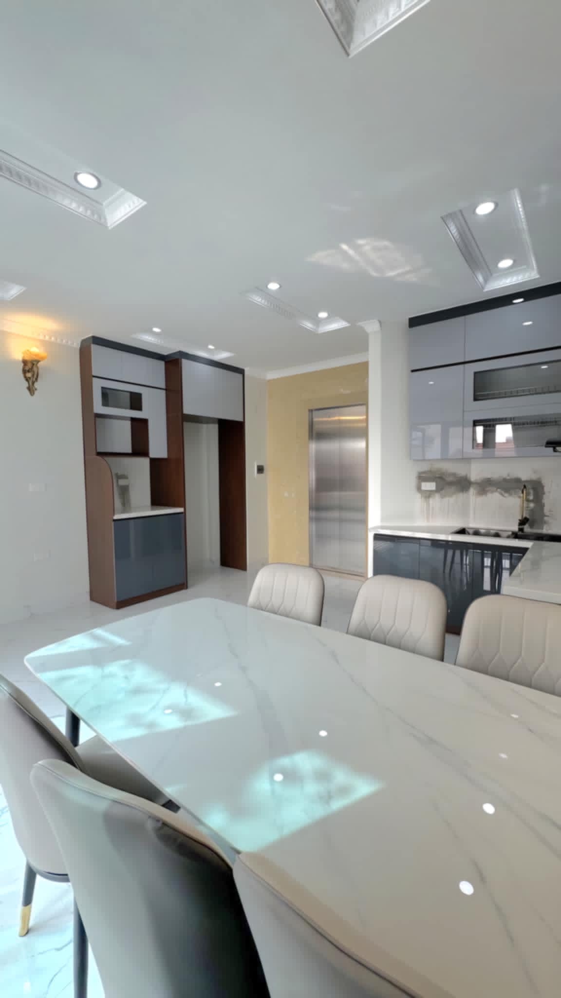 BÁN GẤP NHÀ HOÀNG HOA THÁM TT BA ĐÌNH GIÁP DANH TÂY HỒ KD, THANG MÁY, VỈA HÈ, Ô TÔ TRÁNH FULL NỘI THẤT 40M X 5 TẦNG MT 5M 15 TỶ